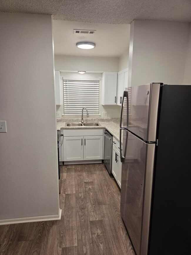 Building Photo - Village Of Greenbriar