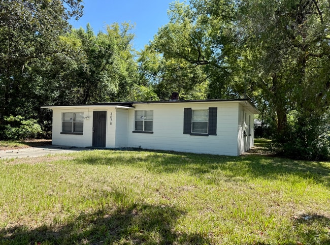 Building Photo - Charming & Updated Home with Spacious Back...
