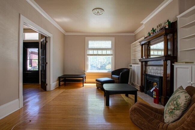 Photo - 300-302 Frontenac St