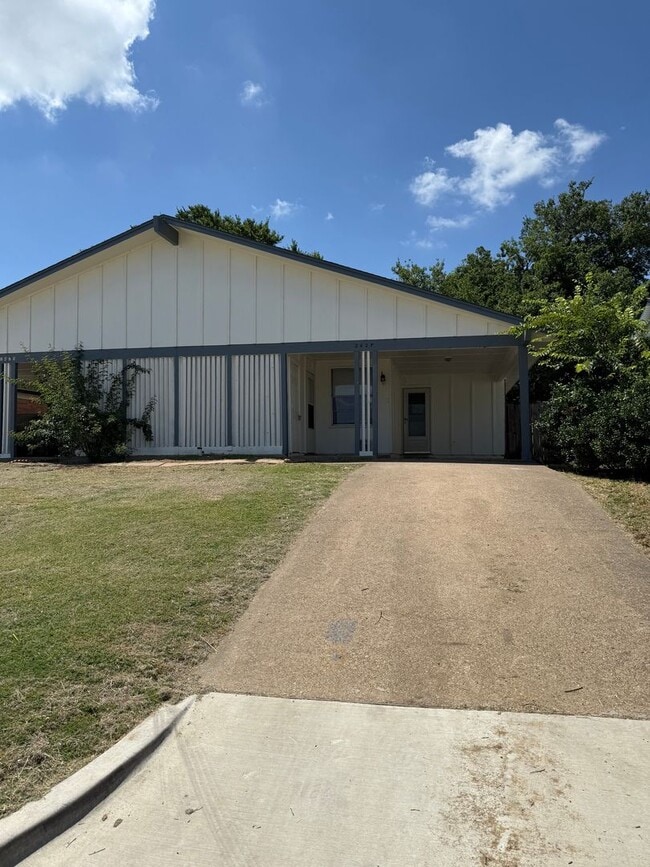 Building Photo - 2427 January Ln