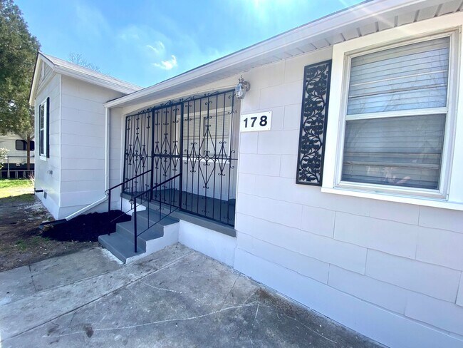 178 Sweetbriar Ave
