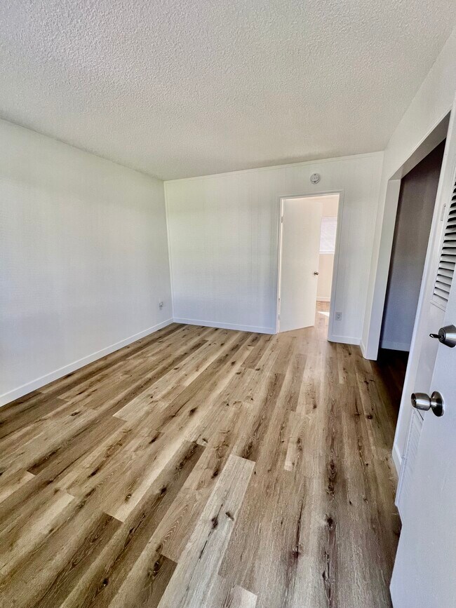 Del Pacifico Apartments