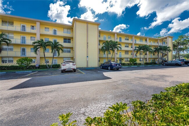 Building Photo - 9949 SW Sandalfoot Blvd Unit 538