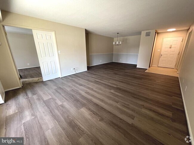 Building Photo - 8350 Greensboro Dr Unit 103 Rental