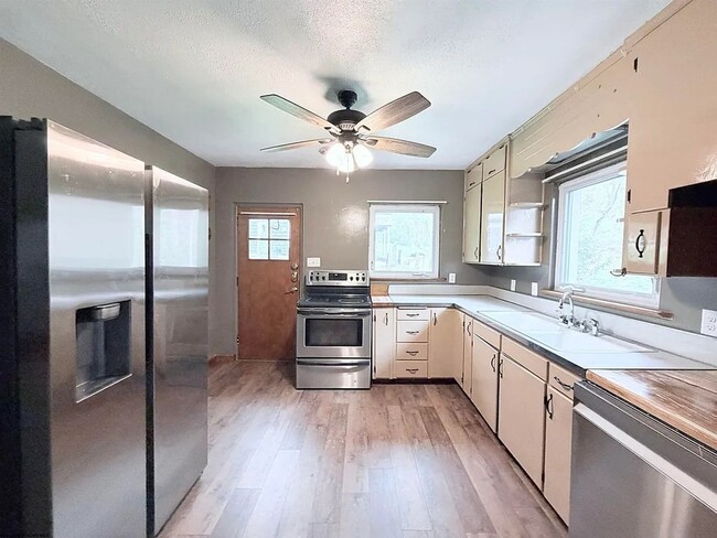 Photo - Large 4 Bedroom Home Near WVU, Hospitals & Downtown Morgantown