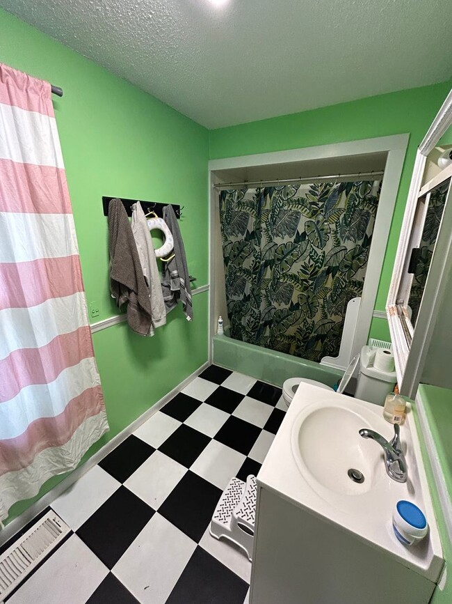 Photo - 3525 Hennepin Ave S Unit Upper