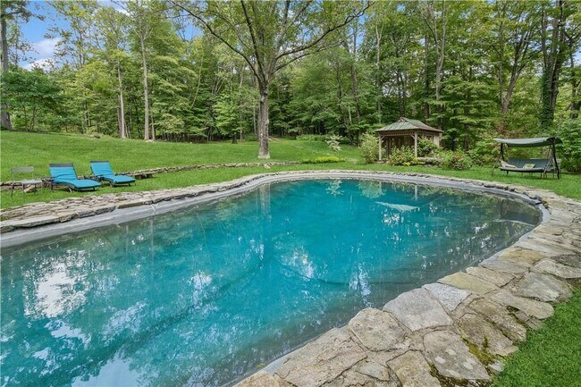 Photo - 481 Old Albany Post Rd