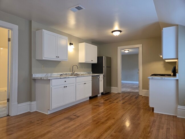 Building Photo - 814 E Lincoln Ave Unit A
