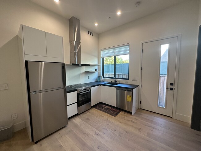 Modern Kitchen - 438 Burgoyne St Casa