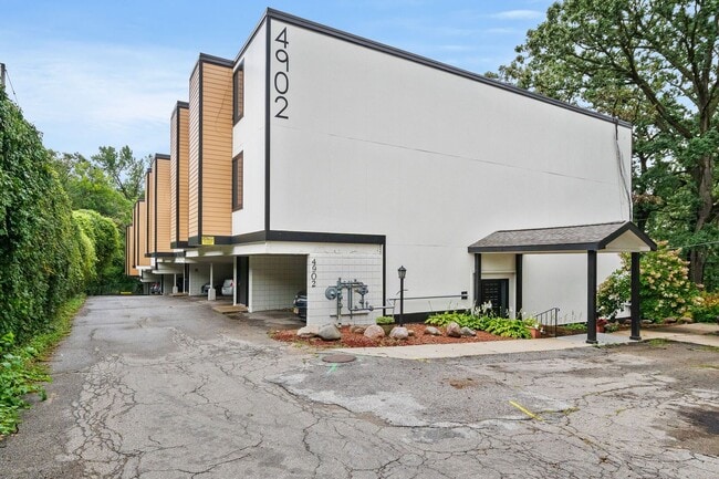 Building Photo - 2bed 2 bath contemporary condo overlooking the Waveland Golf Course Unit 325