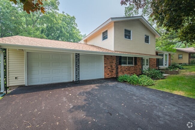 Building Photo - Available July – 4 Bed, 3 Bath Updated Hom... Rental