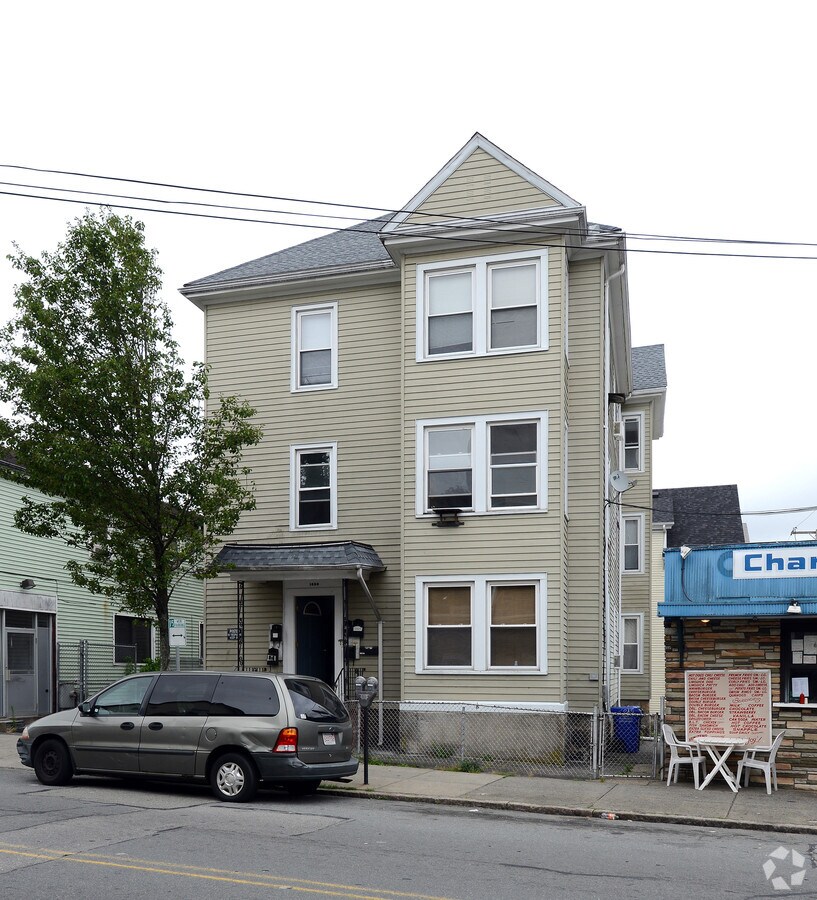 Photo - 1650 Acushnet Ave Apartments