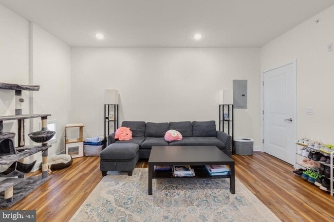 Building Photo - 2411 Kensington Ave Unit 202