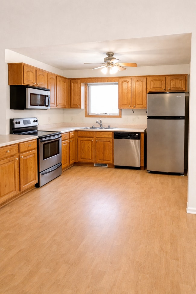 Building Photo - 1031-1033 Pleasantview Unit 1031