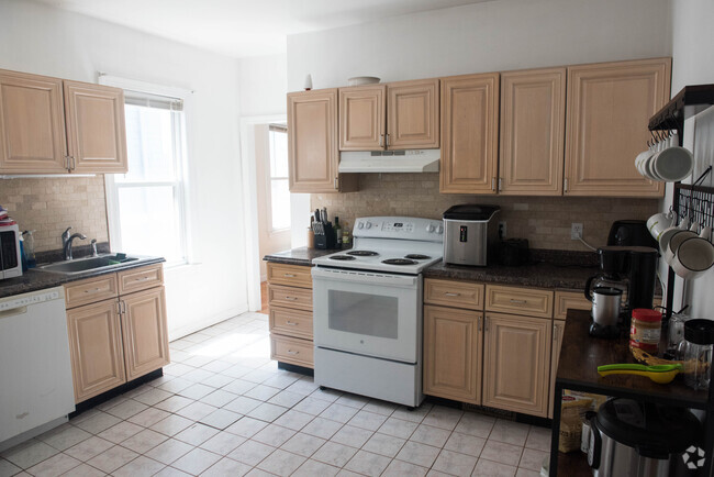 Building Photo - 66 Brooks St Unit 3 Rental