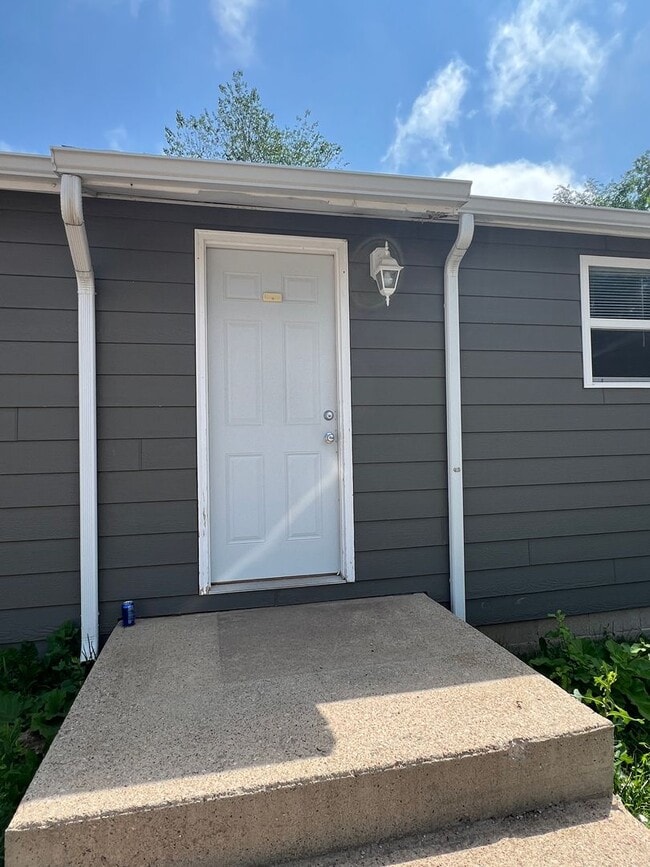 Building Photo - ***Applications Pending***Two-Bedroom dupl... Rental