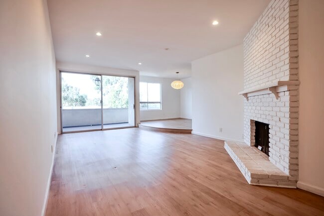 Bright and airy living room - 10650 Holman Ave Unit 306