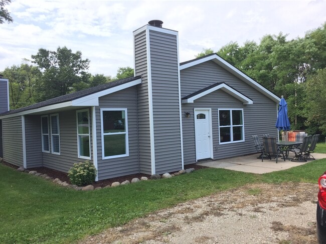 Building Photo - 10933 Hall Rd Rental