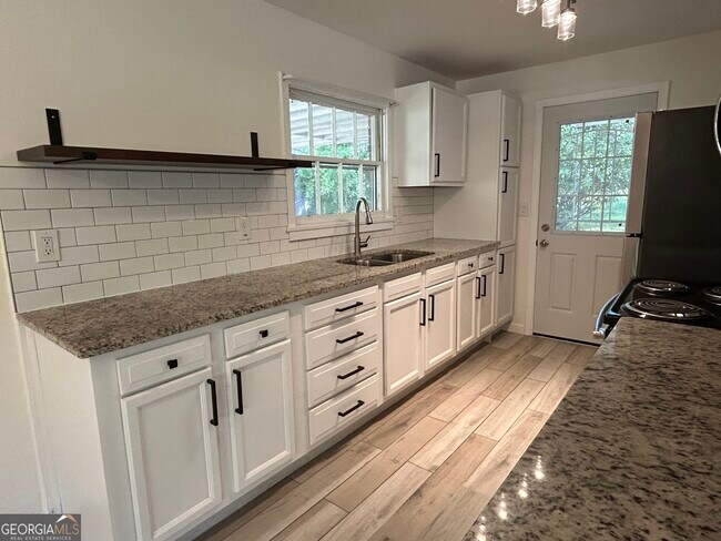 Photo - 779 Casplan St SW