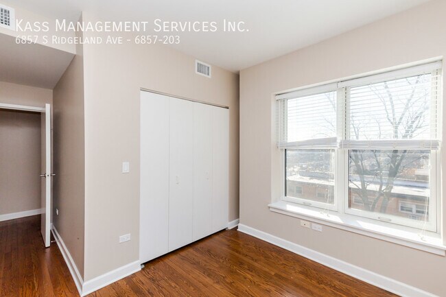 Photo - Jaw Dropping 3bed - Laundry On Site, Hardw... Unidad 6857-203