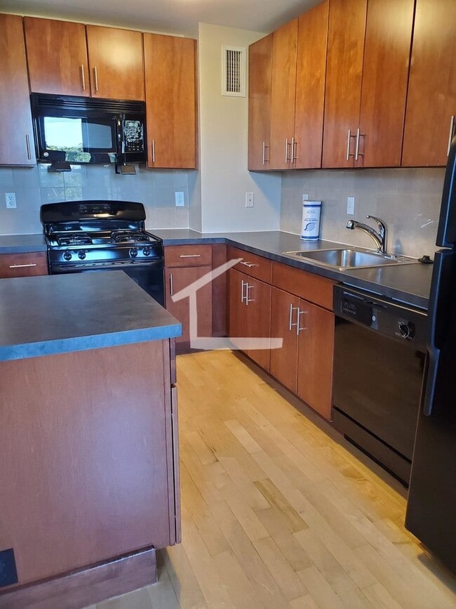 Building Photo - 2BR 1Bth unit. Heat/Hot Water included. Great location!