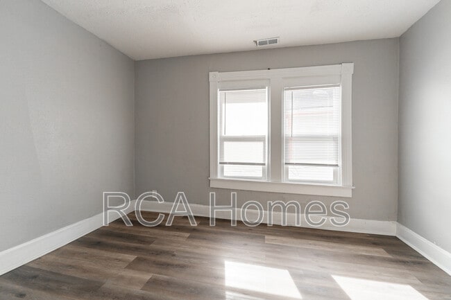 Photo - 2425 N Kenwood Ave