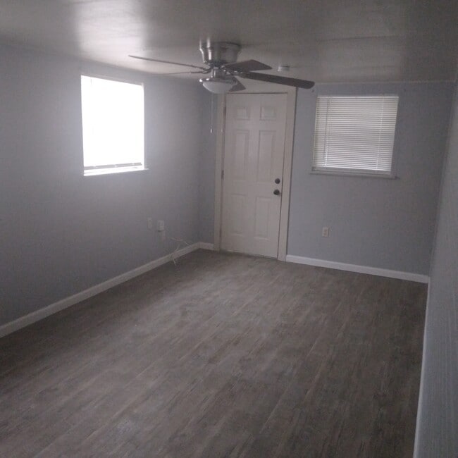Sala de estar o cuarto dormitorio - 12071 Constance St