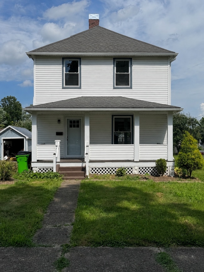 Building Photo - Stunning 3-Bedroom Home with Modern Finishes and Detached Garage