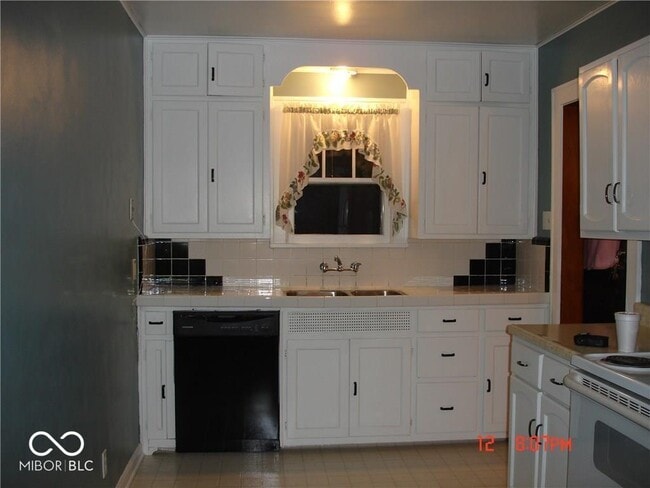 Photo - 5221 E 10th St