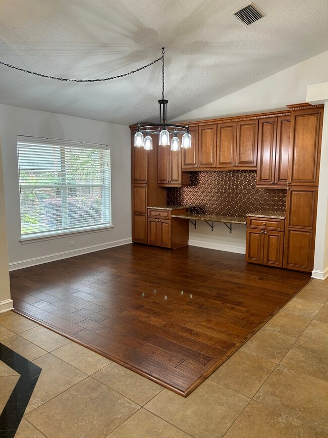 Photo - 942 Deerwood Loop