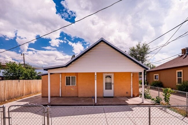 Building Photo - 2 Bed Home walking distance to College and...