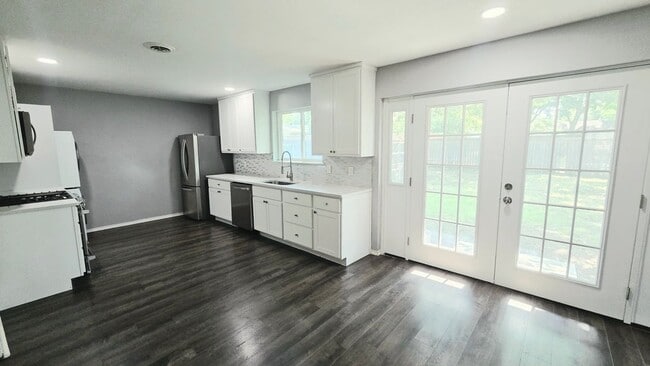 Photo - 305 Dublin Dr