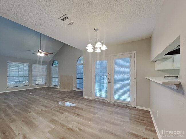 Photo - 561 Oxbow St