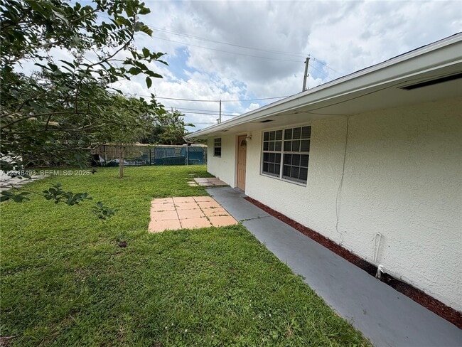 Photo - 808 SW 30th St Unidad Rear