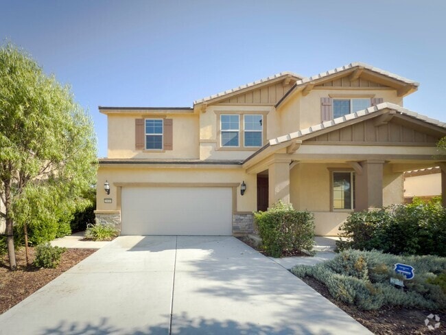 Building Photo - Beautiful 2 Story 5 Bedroom SOLAR Home + L...