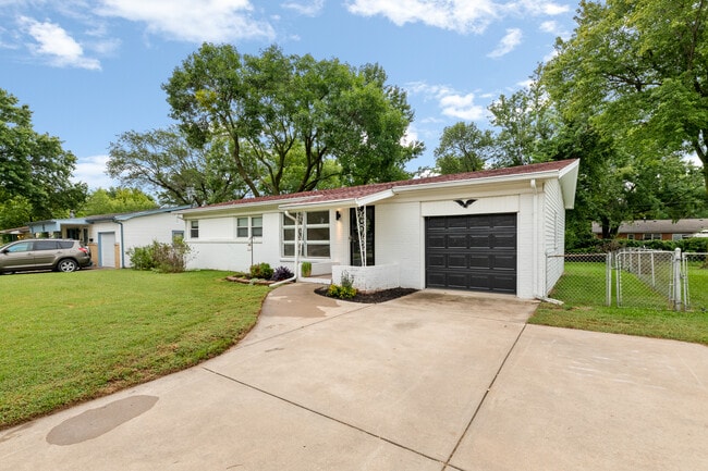 Building Photo - 211 E Meadowlark Rd