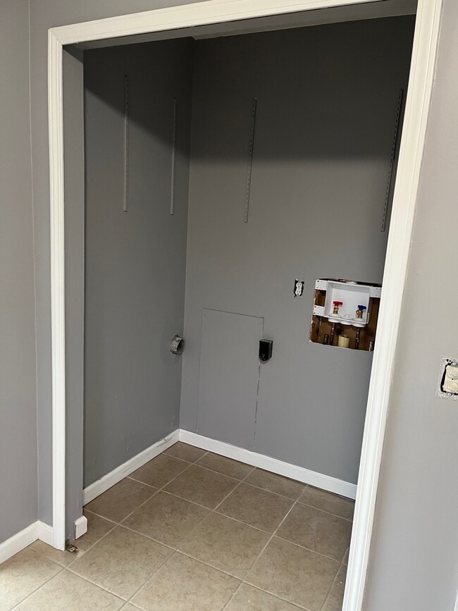 Washer/Dryer closet - 1312 Illinois Dr