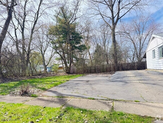 Building Photo - 866 Warrington Rd Rental