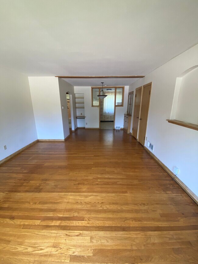 Photo - 55 E Henderson Rd Apartments Unit B