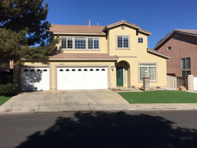 LARGE HOME WITH POOL! LOCATED CLOSE TO HWY... - LARGE HOME WITH POOL! LOCATED CLOSE TO HWY...