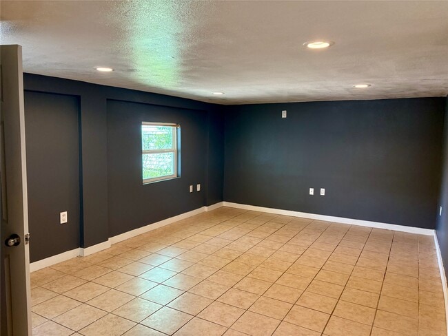 Photo - 4817 Ave Q 1/2