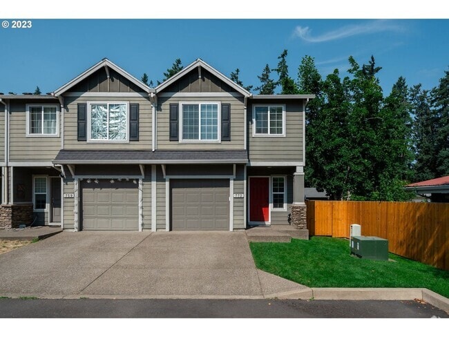 Building Photo - Stunning townhouse in Canby- 3 bed / 2.5 b...