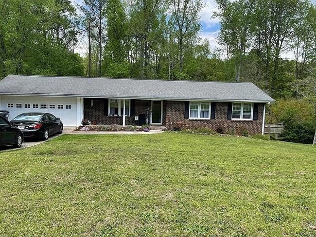 Building Photo - 4471 Parkview Dr
