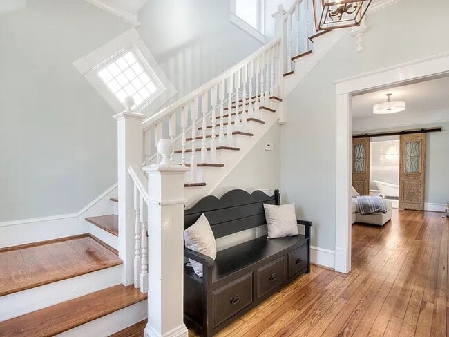 Photo - 3 Bedrooms, 2 Bathrooms - Home close to Do...