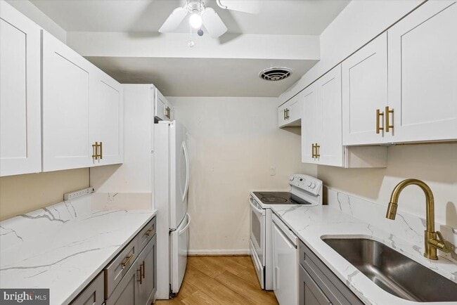 Building Photo - 5011 Sentinel Dr Unit 61