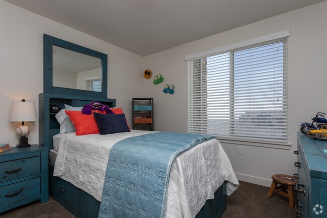 2BR, 2BA - 952 SF