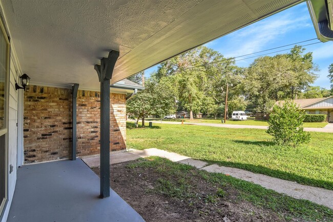 Photo - 345 Maple Ln