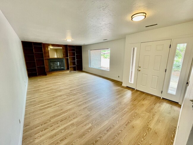 Building Photo - Remodeled Three Bedroom Home in Desirable Bloomington