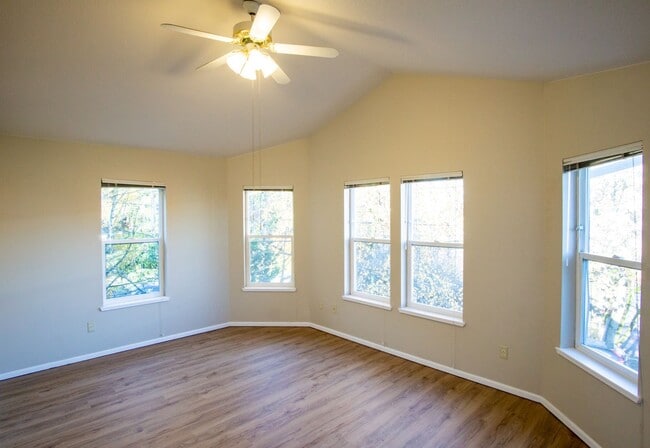 Building Photo - Top Floor 2/2 w/Condo Finishes + Vaulted Ceilings!! Unit 236-05