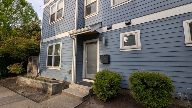 Building Photo - 1605 SE Yukon St Unit B